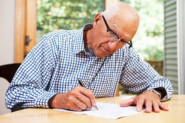 Seniorin malt mit Wasserfarben in einem hellen Atelier